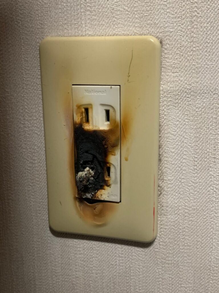 静岡県浜松市 焦げたコンセントの交換 電気工事・エアコン修理【浜松電気工事店】浜松市、磐田市、掛川市、島田市、湖西市、袋井市、御前崎市